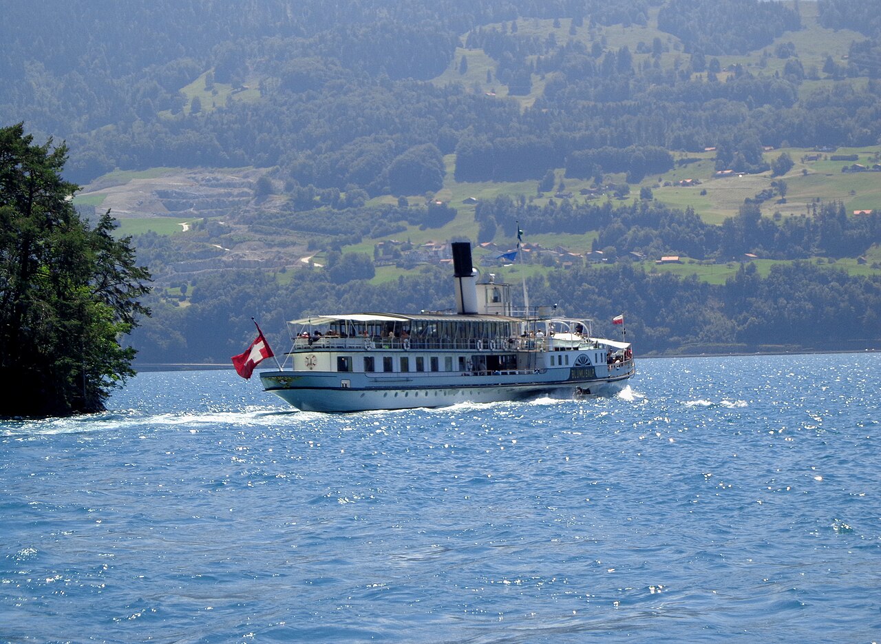 Mit dem Schiff von Thun nach Interlaken